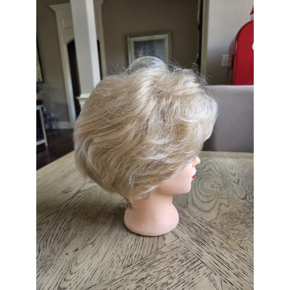 Emmor Blonde Wig for Women Natural Cut Wig Daily Hair 18/613 Layered Wig - Picture 5 of 14